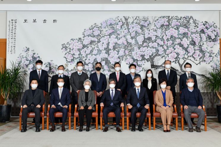 22일 오후 대법원 본관 16층 무궁화홀에서 열린 법조일원화제도 분과위원회 임명·위촉장 수여식에서 김명수 대법원장과 위원들이 기념촬영을 하고 있다./사진=대법원 제공