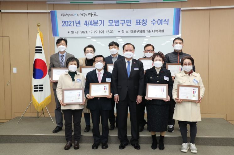 [포토]성장현 용산구청장, 2021년 용산 지역사 기록사업 전시 관람