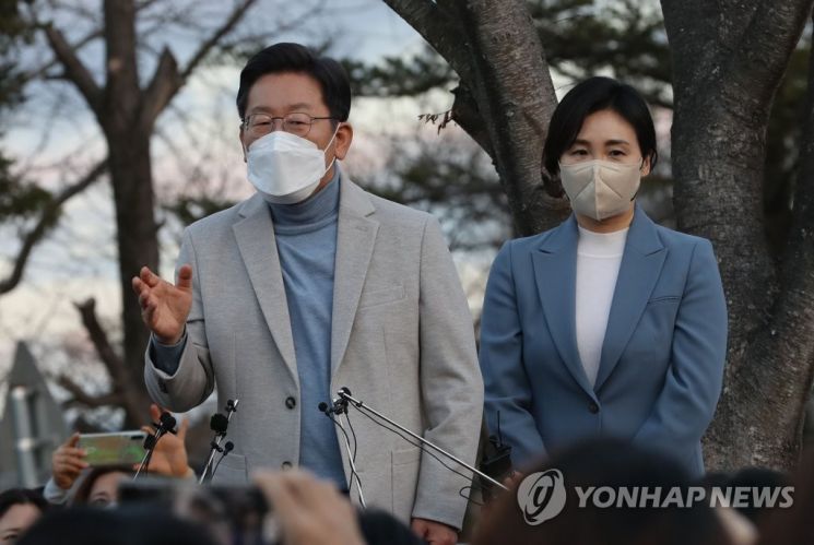 이재명 더불어민주당 대선 후보가 지난 10일 오후 경북 경주시 황리단길에서 즉석연설을 하고 있다. 오른쪽은 부인 김혜경 씨. [이미지출처=연합뉴스]