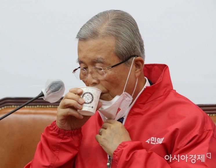 김종인 국민의힘 총괄선거대책위원장이 23일 국회에서 열린 중앙선거대책위원회의에 참석, 회의 도중 물을 마시고 있다./윤동주 기자 doso7@