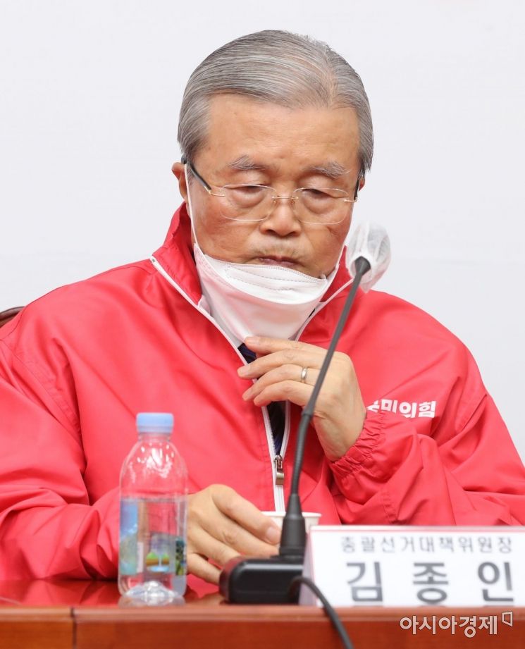 김종인 국민의힘 총괄선대위원장이 23일 국회에서 열린 중앙선거대책위원회의에 참석, 회의 도중 물 마시고 있다./윤동주 기자 doso7@