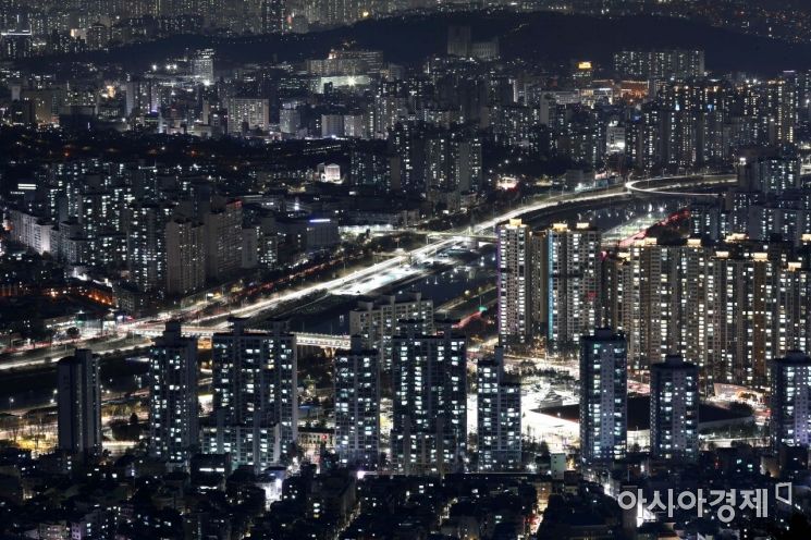 서울 중랑구 용마산 정상에서 바라본 도심 모습. 부동산 가격 폭등, 코스피 3000시대, 지구촌 달군 K-컬처, 누리호 첫 발사, 코로나19 변이 바이러스로 일상 회복 중단 등 다사다난했던 한 해였다. 새해에는 큰 바다를 향해 나아가는 강줄기처럼 더 나은 세상으로 나아가는 대한민국이 되기를 바란다. /문호남 기자 munonam@