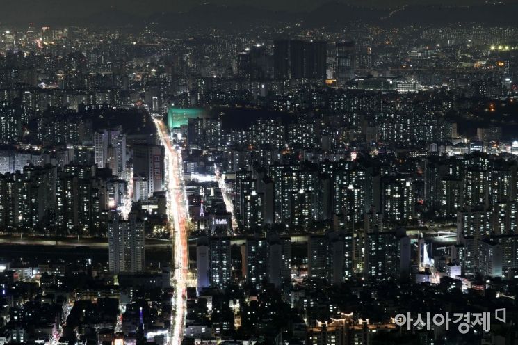 서울 중랑구 용마산 정상에서 바라본 퇴근길 도심 모습. 부동산 가격 폭등, 코스피 3000시대, 지구촌 달군 K-컬처, 누리호 첫 발사, 코로나19 변이 바이러스로 일상 회복 중단 등 다사다난했던 한 해였다. 새해에는 큰 바다를 향해 나아가는 강줄기처럼 더 나은 세상으로 나아가는 대한민국이 되기를 바란다. /문호남 기자 munonam@