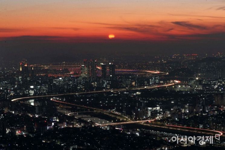 서울 중랑구 용마산 정상에서 바라본 도심 하늘에 신축년을 밝혔던 해가 저물어가고 있다. 부동산 가격 폭등, 코스피 3000시대, 지구촌 달군 K-컬처, 누리호 첫 발사, 코로나19 변이 바이러스로 일상 회복 중단 등 다사다난했던 한 해였다. 새해에는 큰 바다를 향해 나아가는 강줄기처럼 더 나은 세상으로 나아가는 대한민국이 되기를 바란다. /문호남 기자 munonam@