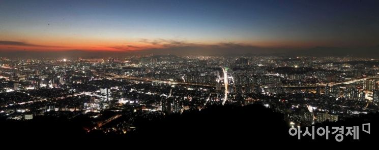 서울 중랑구 용마산 정상에서 바라본 도심 하늘에 신축년을 밝혔던 해가 저물어가고 있다. 부동산 가격 폭등, 코스피 3000시대, 지구촌 달군 K-컬처, 누리호 첫 발사, 코로나19 변이 바이러스로 일상 회복 중단 등 다사다난했던 한 해였다. 새해에는 큰 바다를 향해 나아가는 강줄기처럼 더 나은 세상으로 나아가는 대한민국이 되기를 바란다. /문호남 기자 munonam@