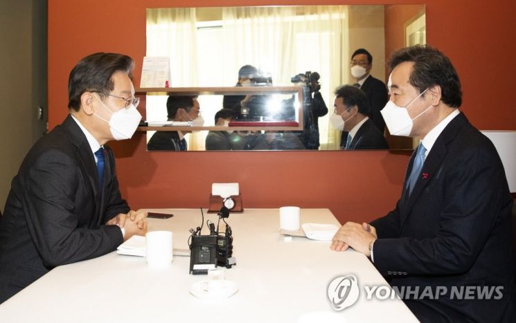 이재명 “넘어야 할 산 많다 업어달라” 이낙연 “결이 다른 얘기 할 수도” 51일만에 회동(종합)