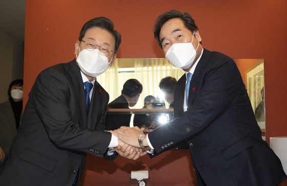 이재명 더불어민주당 대선 후보와 이낙연 전 대표가 23일 중구 달개비 식당에서 열린 오찬 회동에 앞서 인사를 나누고 있다. /사진=국회사진기자단