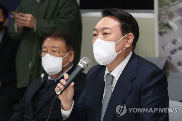 윤석열 국민의힘 대선 후보가 23일 오전 광주 북구 인공지능(AI) 중심 산업융합 집적단지 내 AI 데이터센터 건립 예정지를 방문해 인사말을 하고 있다.