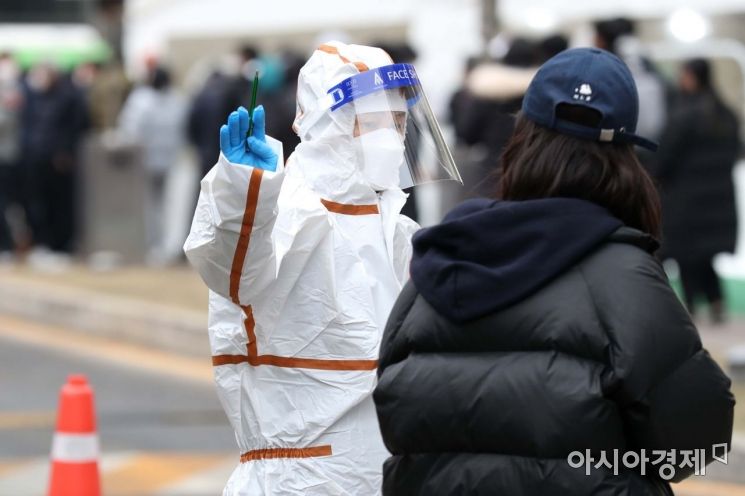 24일 서울 송파구보건소 코로나19 선별진료소에서 의료진이 시민들을 안내하고 있다. 질병관리청 중앙방역대책본부는 이날 0시 기준 신규 확진자가 6233명, 위중증 환자가 1084명이라고 밝혔다. /문호남 기자 munonam@