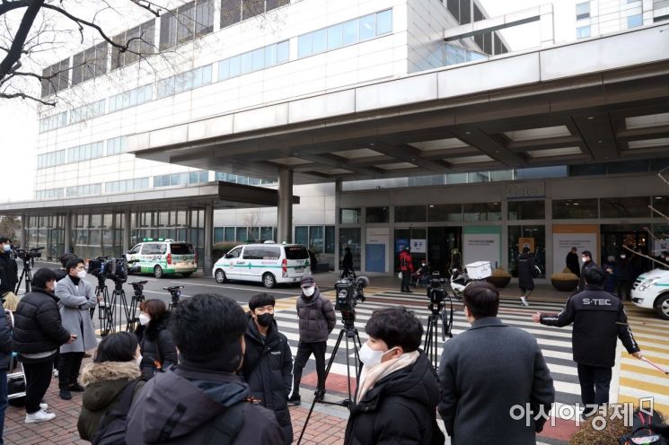 박근혜 전 대통령의 특별사면 결정이 발표된 24일 박 전 대통령이 입원 중인 서울 강남구 일원동 삼성서울병원 앞에 취재진이 대기하고 있다. /문호남 기자 munonam@