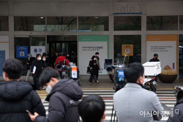 박근혜 전 대통령의 특별사면 결정이 발표된 24일 박 전 대통령이 입원 중인 서울 강남구 일원동 삼성서울병원 앞에 취재진이 대기하고 있다. /문호남 기자 munonam@