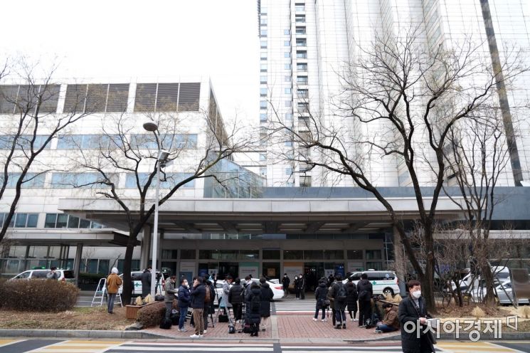 박근혜 전 대통령의 특별사면 결정이 발표된 24일 박 전 대통령이 입원 중인 서울 강남구 일원동 삼성서울병원 앞에 취재진이 대기하고 있다. /문호남 기자 munonam@