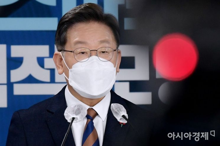이재명 더불어민주당 대선 후보가 24일 서울 여의도 중앙당사에서 '스마트강군, 선택적 모병제' 공약 발표를 갖고 있다./윤동주 기자 doso7@
