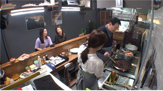 윤석열 국민의힘 대선후보가 요리를 하고 있다 (사진 제공=국민의힘)