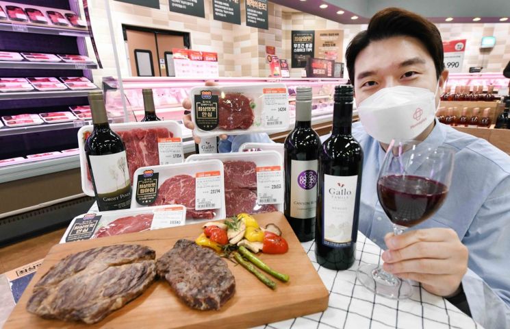 “연말 홈파티족 잡아라”…유통업계, 스테이크·와인 대전