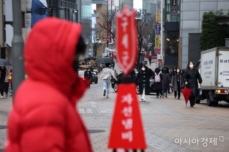 크리스마스를 하루 앞둔 24일 서울 명동 거리에서 시민들이 즐거운 시간을 보내고 있다. /문호남 기자 munonam@