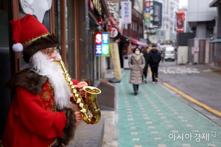 크리스마스를 하루 앞둔 24일 서울 명동 거리에 산타 조형물이 설치돼 있다. /문호남 기자 munonam@