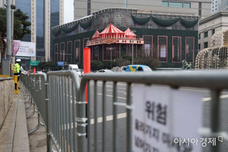 크리스마스를 하루 앞둔 24일 서울 명동 신세계백화점 본점 건너편에 바리게이트가 설치돼 있다. /문호남 기자 munonam@