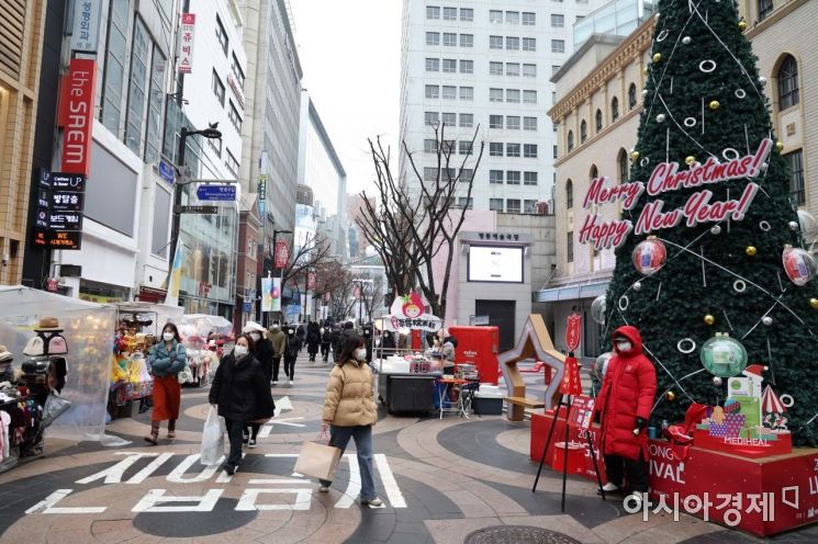 크리스마스를 하루 앞둔 24일 서울 명동 거리에서 시민들이 즐거운 시간을 보내고 있다. /문호남 기자 munonam@