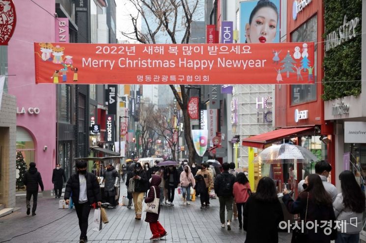 크리스마스를 하루 앞둔 24일 서울 명동 거리에서 시민들이 즐거운 시간을 보내고 있다. /문호남 기자 munonam@