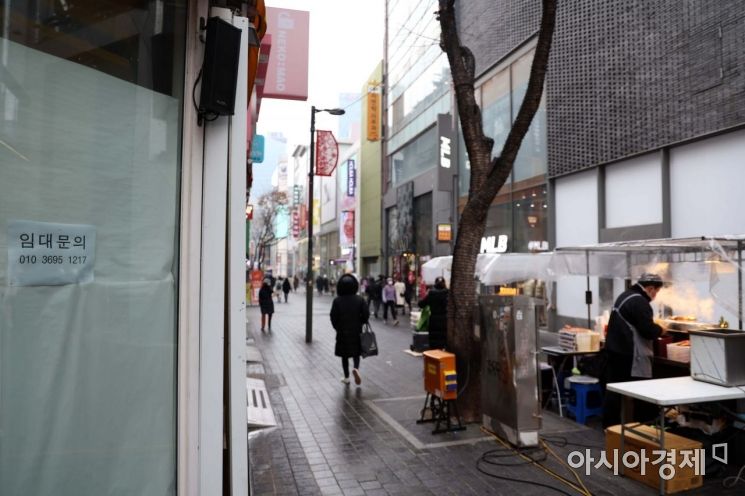 크리스마스를 하루 앞둔 24일 서울 명동 거리에서 시민들이 즐거운 시간을 보내고 있다. /문호남 기자 munonam@