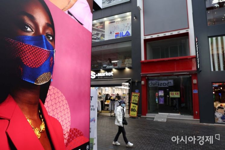 크리스마스를 하루 앞둔 24일 서울 명동 거리에서 시민들이 즐거운 시간을 보내고 있다. /문호남 기자 munonam@