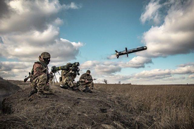 지난 23일(현지시간) 우크라이나 도네츠크에서 군인들이 미국산 재블린 대전차미사일을 발사하며 훈련을 벌이고 있다. [이미지출처=연합뉴스]