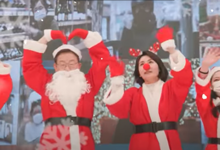 이재명 부부 "잘 봐, 몸치들 싸움이다" 크리스마스 맞아 댄스배틀 선보여 