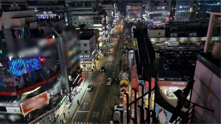 24일 오후 8시께 성산구 상남동 상남시장 인근 전경. /이상현 기자 lsh2055@