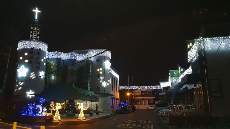 24일 오후 7시 40분께 창원 명곡교회. 성탄 전야제 취소로 교회 안팎이 모두 비어 있었다. /이세령 기자 ryeong@