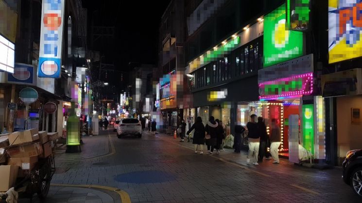 불금인 24일 오후 7시 합성동 거리가 한산하다. /이세령 기자 ryeong@
