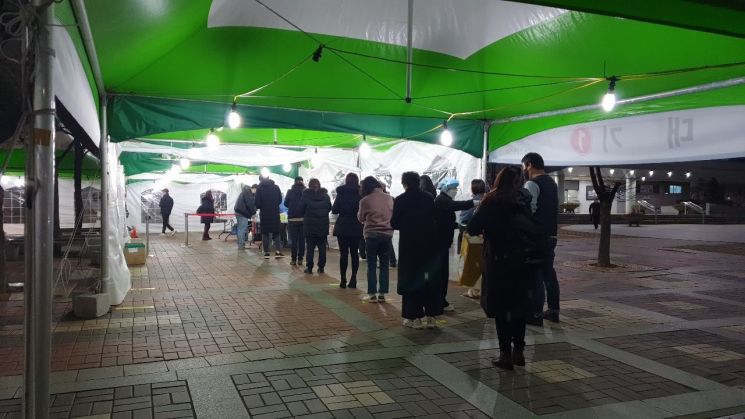 12월 24일 오후 7시 40분께 창원종합버스터미널 앞 코로나19 선별진료소. 코로나19 감염 여부를 검사하러 시민들이 줄지어 서 있다. /이세령 기자 ryeong@