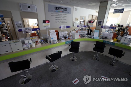 점심시간 휴무제 시행에 들어간 지난 7월 광주 광산구 수완동 행정복지센터. 정오가 되자 민원 창구의 불이 꺼졌다. /사진=연합뉴스