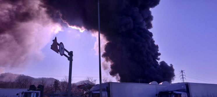 A fire broke out at a sofa factory in Hanam, sending massive smoke billowing into the sky.
