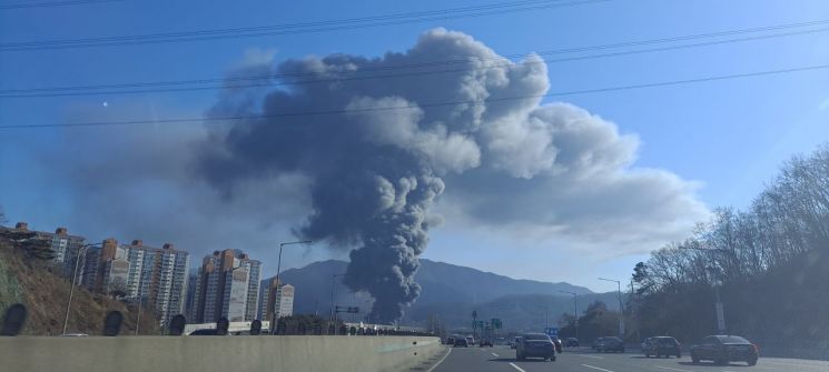 A fire broke out at a sofa factory in Hanam, sending massive smoke billowing into the sky.