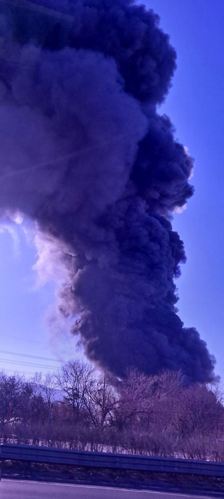 A fire broke out at a sofa factory in Hanam, sending massive smoke billowing into the sky.