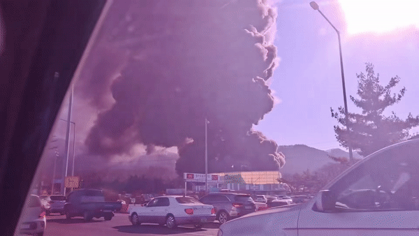 A fire broke out at a sofa factory in Hanam, sending massive smoke billowing into the sky.