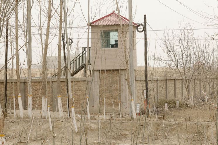 중국 신장위구르자치구 야르칸트현의 한 수용소 경비탑의 모습. AP연합뉴스