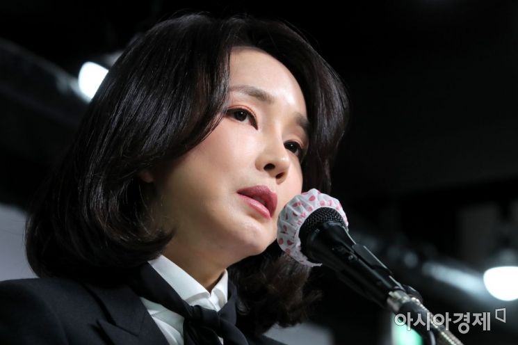 국민의힘 윤석열 대선 후보 부인 김건희 코바나컨텐츠 대표가 26일 서울 여의도 당사에서 자신의 허위 이력 의혹과 관련해 대국민 사과를 하고 있다. /문호남 기자 munonam@