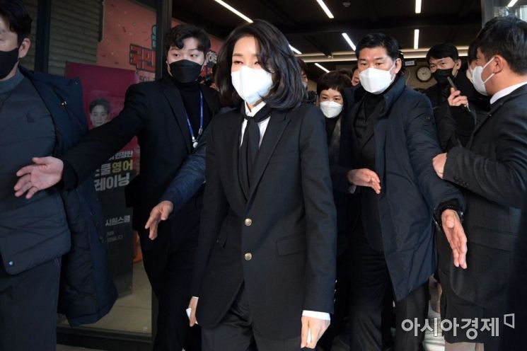국민의힘 윤석열 대선 후보 부인 김건희 코바나컨텐츠 대표가 26일 서울 여의도 당사에서 자신의 허위 이력 의혹과 관련해 대국민 사과를 한 뒤 퇴장하고 있다. /문호남 기자 munonam@