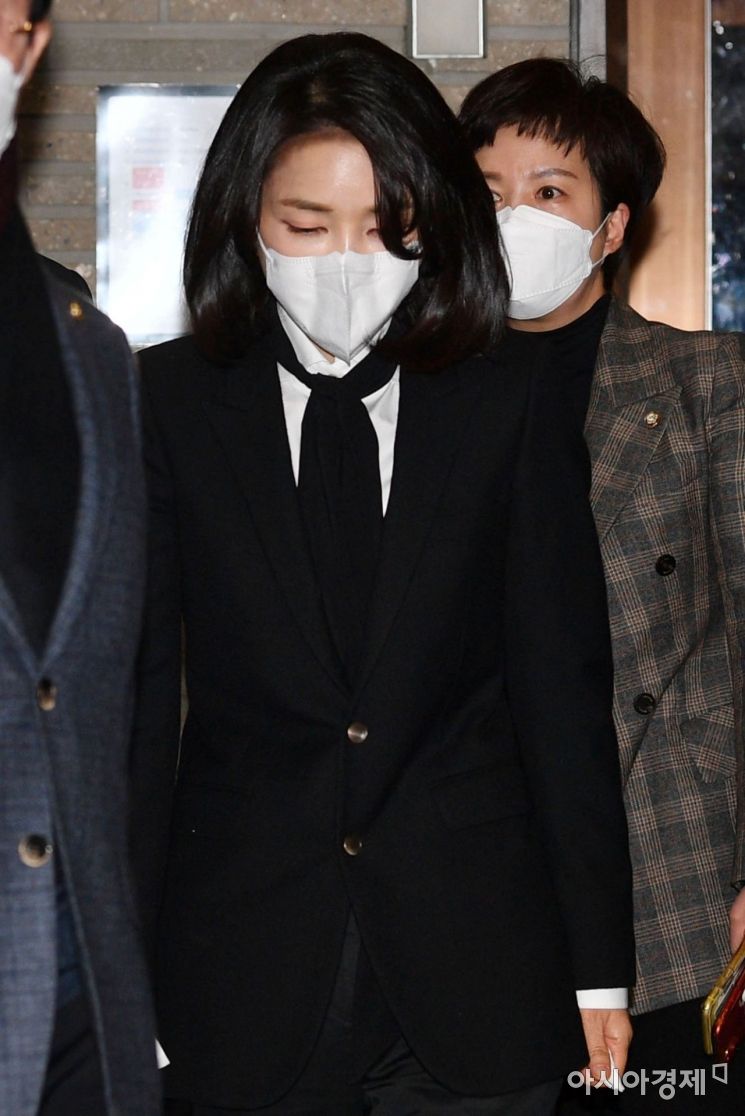 국민의힘 윤석열 대선 후보 부인 김건희 코바나컨텐츠 대표가 26일 서울 여의도 당사에서 자신의 허위 이력 의혹과 관련해 대국민 사과를 한 뒤 퇴장하고 있다. /문호남 기자 munonam@