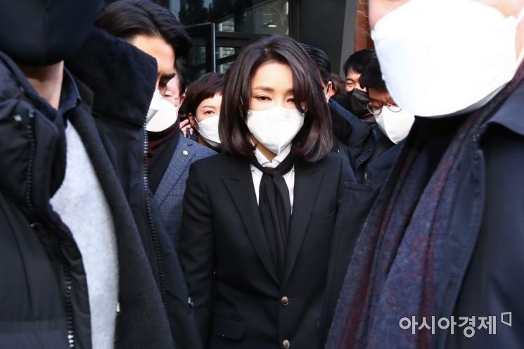 국민의힘 윤석열 대선 후보 부인 김건희 코바나컨텐츠 대표가 지난해 12월 26일 서울 여의도 당사에서 자신의 허위 이력 의혹과 관련해 대국민 사과를 한 뒤 차량에 탑승하고 있다. /문호남 기자 munonam@
