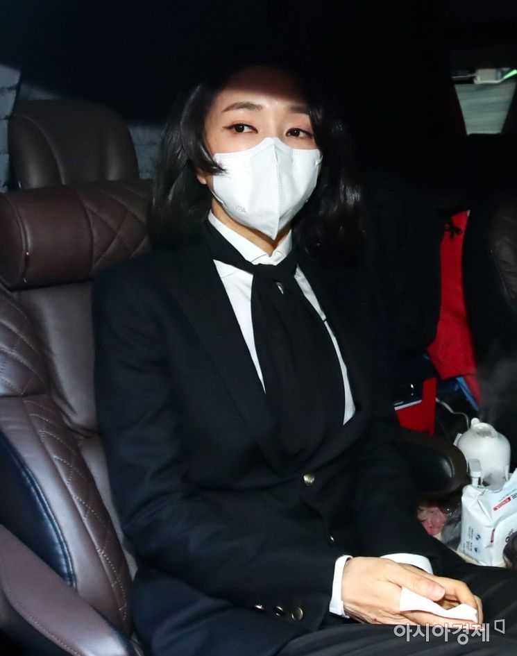 국민의힘 윤석열 대선 후보 부인 김건희 코바나컨텐츠 대표가 26일 서울 여의도 당사에서 자신의 허위 이력 의혹과 관련해 대국민 사과를 한 뒤 차량에 탑승하고 있다. /문호남 기자 munonam@