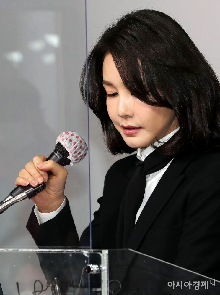 국민의힘 윤석열 대선 후보 부인 김건희 코바나컨텐츠 대표가 26일 서울 여의도 당사에서 자신의 허위 이력 의혹과 관련해 대국민 사과를 하고 있다. /문호남 기자 munonam@