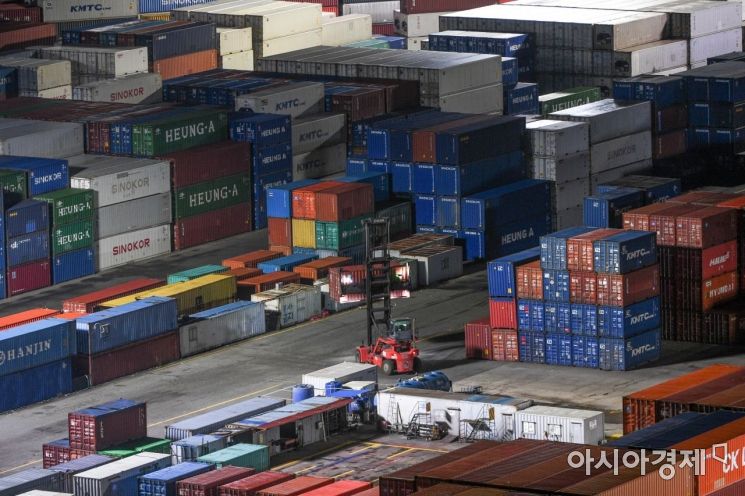 수출입화물이 수북이 쌓인 부산항 신선대부두에서 야간작업이 진행되고 있다. 대한민국은 2021년 연간 수출액이 6400억달러를 돌파하며, 사상 최고치를 경신했다. 1964년 첫 1억달러를 기록한 이후 1977년 100억달러, 1995년 1000억달러, 2018년 6000억달러를 넘어 섰고, 올해 6400억달러를 돌파하며 66년 무역 발자취에 새로운 한 획을 그었다./부산=강진형 기자aymsdream@