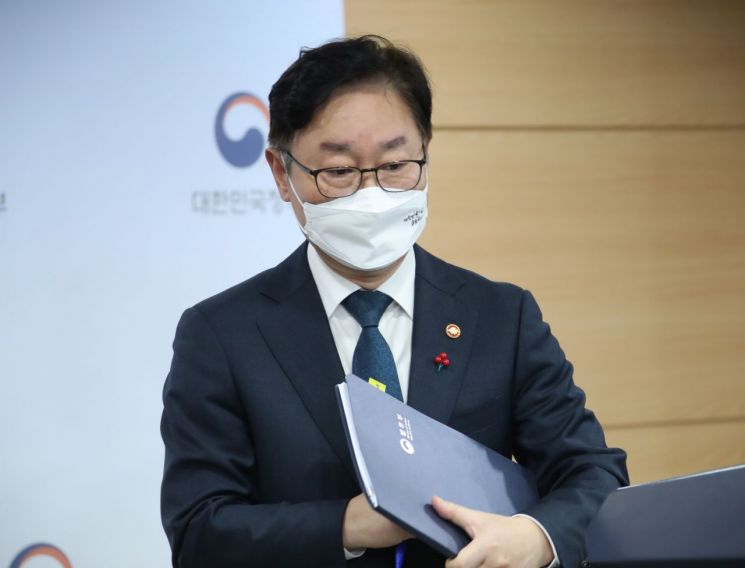 박범계 법무부 장관이 지난 24일 정부서울청사에서 박근혜 전 대통령 등이 포함된 2022년 신년 특별사면을 발표한 뒤 브리핑룸을 나서고 있다. / 사진=연합뉴스