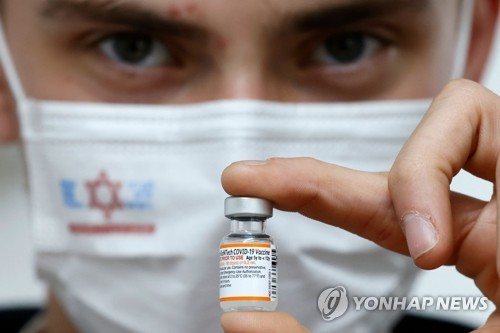 세계 최초로 3차 백신 접종을 진행했던 이스라엘 정부는 현재 4차 접종 계획을 보류한 상태다. 사진은 코로나19 백신을 손에 들고 있는 이스라엘 의료진 / 사진=연합뉴스