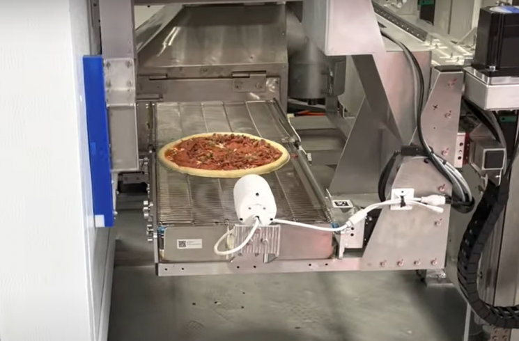 스텔라 피자가 개발한 로봇이 피자를 요리하고 있다.