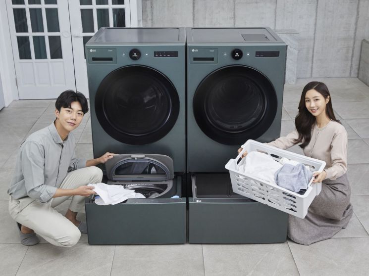 LG전자 모델들이 세탁기나 건조기 하단에 결합해 편리하게 사용할 수 있는 미니워시(사진 왼쪽), 분리 가능한 세탁 바구니를 갖춘 키높이 수납장을 소개하고 있다.(사진제공=LG전자)