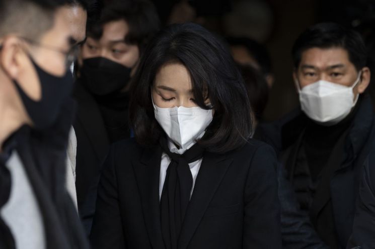 윤석열 국민의힘 대선 후보 부인 김건희 씨가 26일 오후 서울 여의도 국민의힘 당사에서 자신의 허위 이력 의혹과 관련해 입장문 발표를 마친 뒤 당사를 나서고 있다. [이미지출처=연합뉴스]